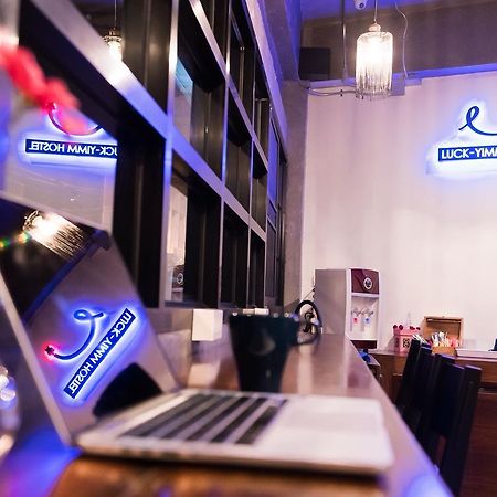 Luck Yimm Hostel (Adults Only) Bangkok Buitenkant foto