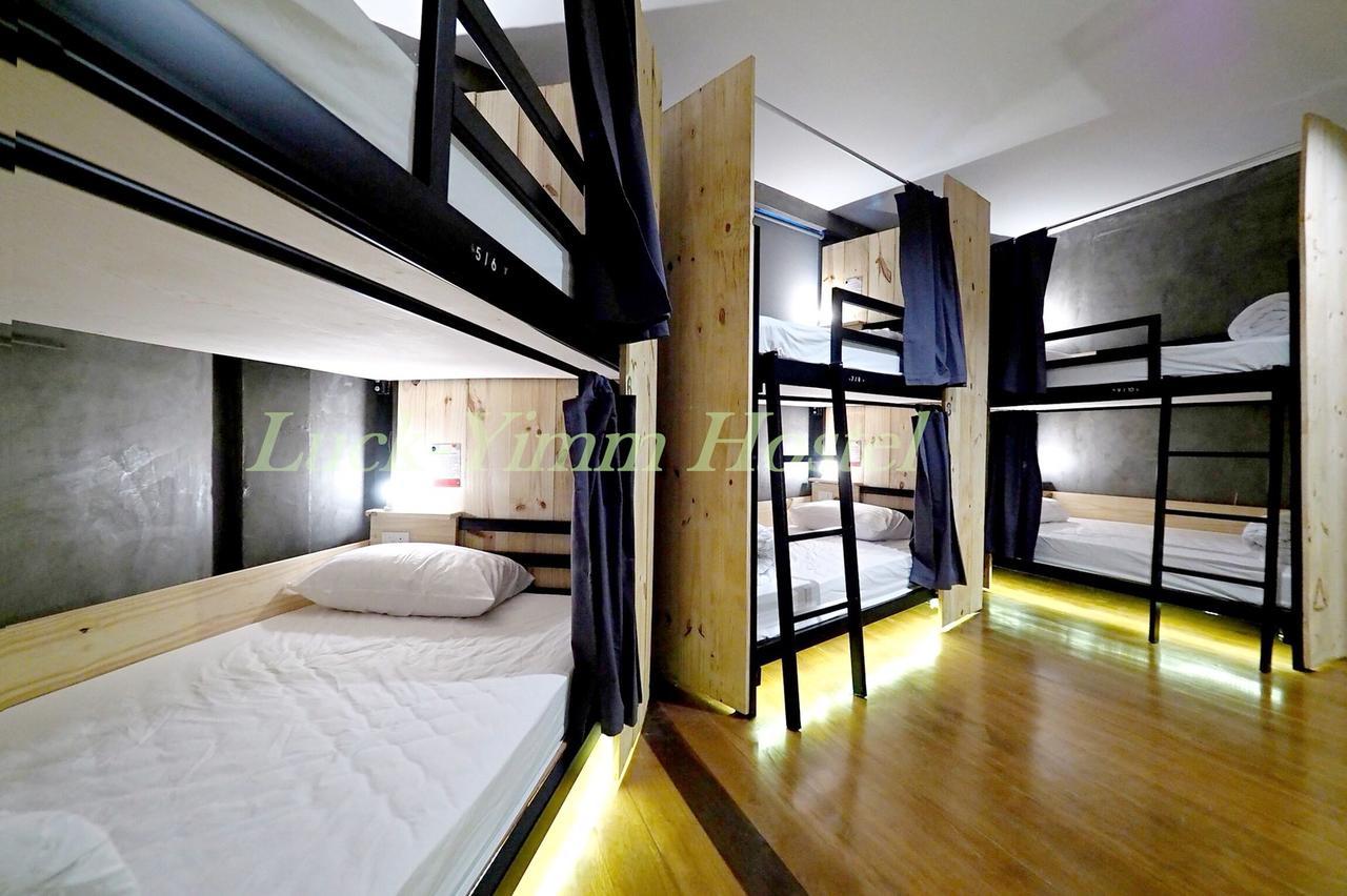 Luck Yimm Hostel (Adults Only) Bangkok Buitenkant foto