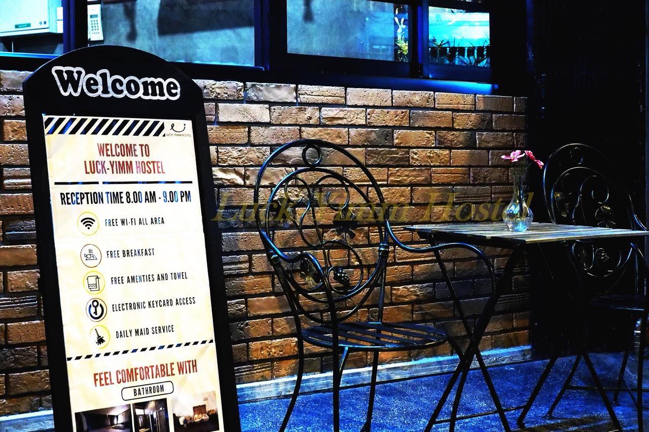 Luck Yimm Hostel (Adults Only) Bangkok Buitenkant foto