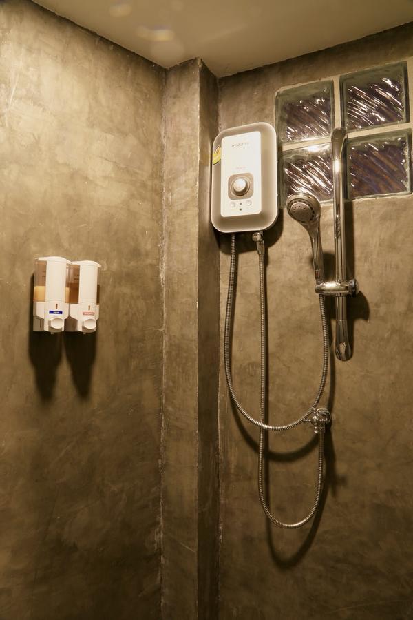 Luck Yimm Hostel (Adults Only) Bangkok Buitenkant foto