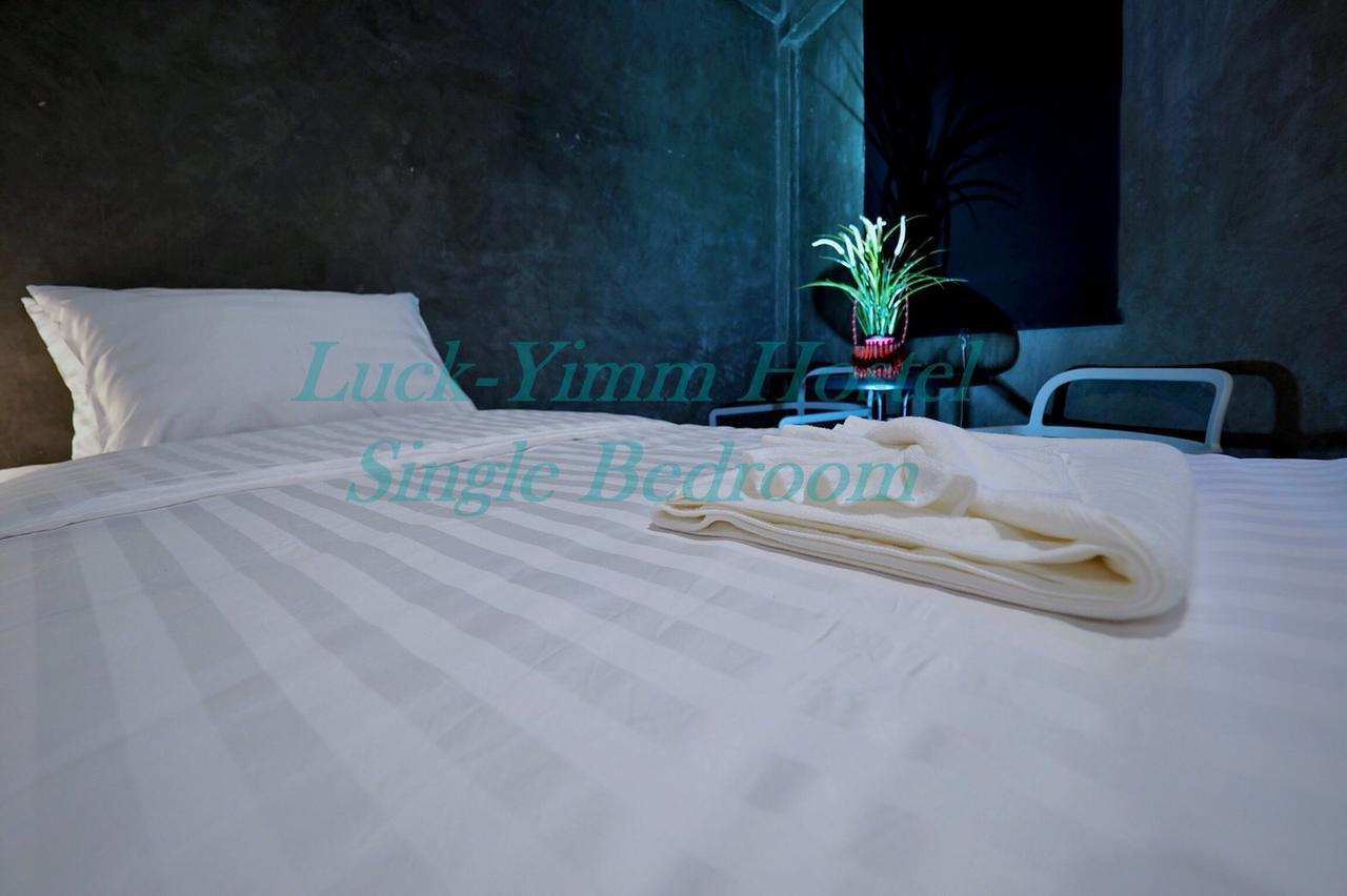 Luck Yimm Hostel (Adults Only) Bangkok Buitenkant foto